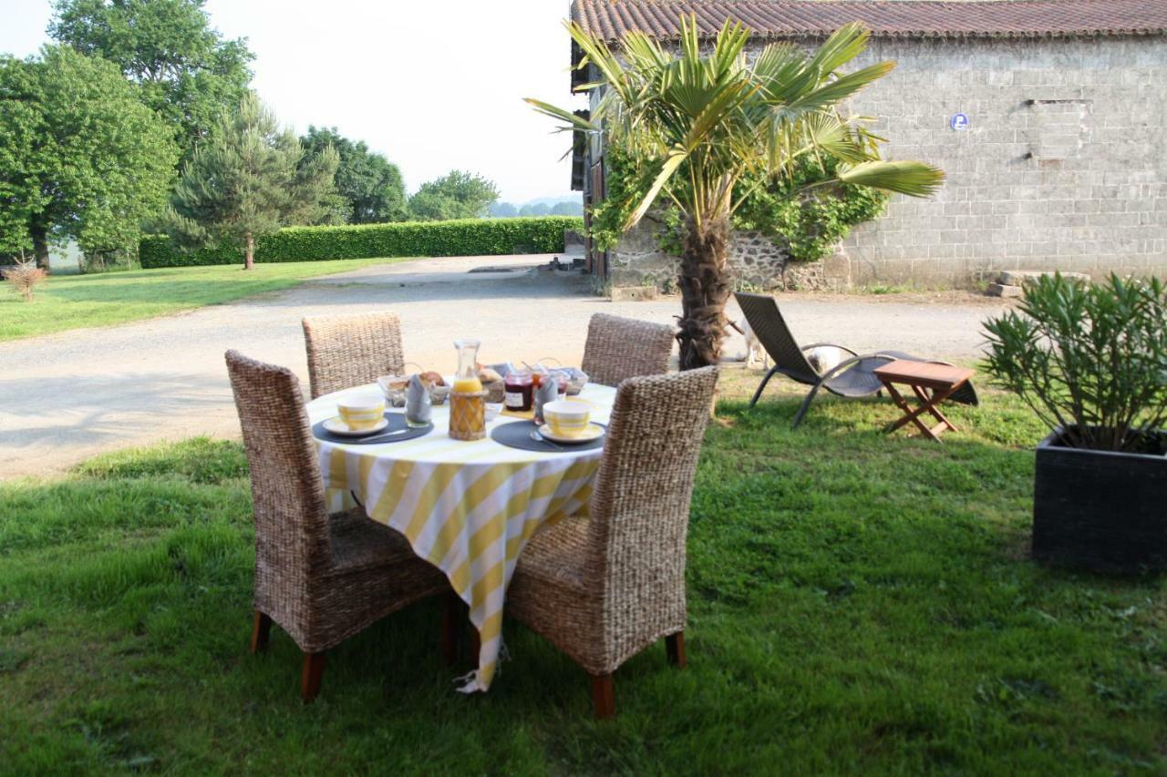 Aux Charmes D'Antan Hotel La Pommeraie-sur-Sèvre Екстериор снимка