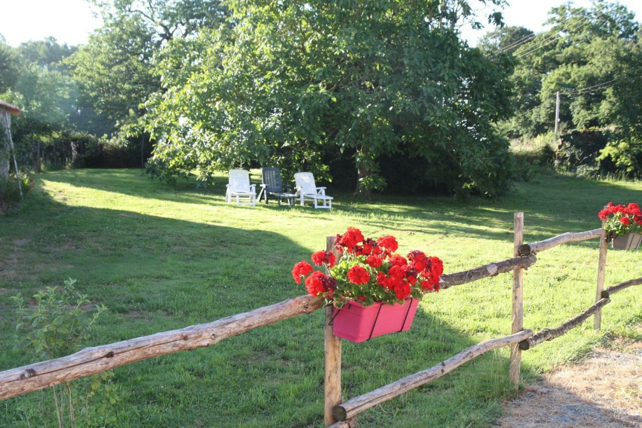 Aux Charmes D'Antan Hotel La Pommeraie-sur-Sèvre Екстериор снимка