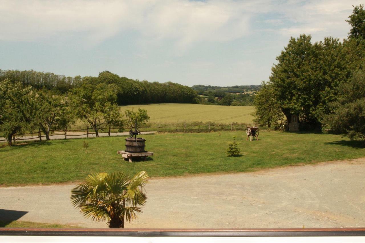 Aux Charmes D'Antan Hotel La Pommeraie-sur-Sèvre Екстериор снимка